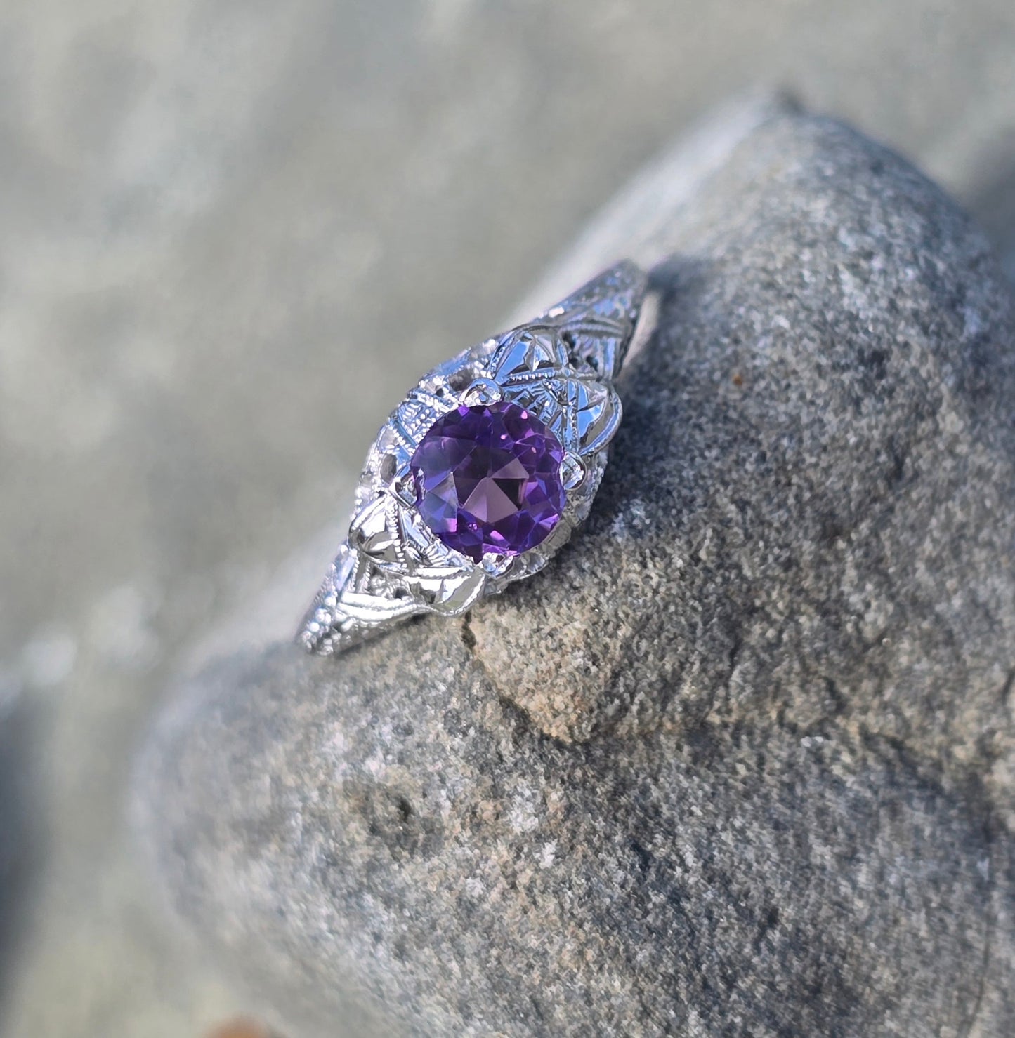 18k white gold filigre amethyst c.1920's antique ring