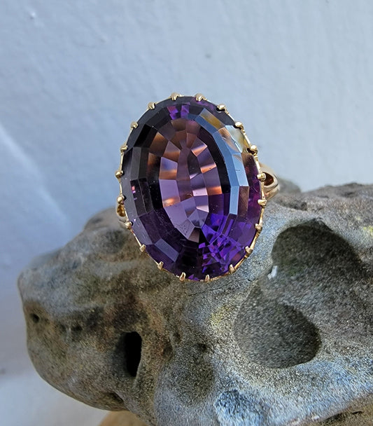 18k gold oval AMETHYST estate ring